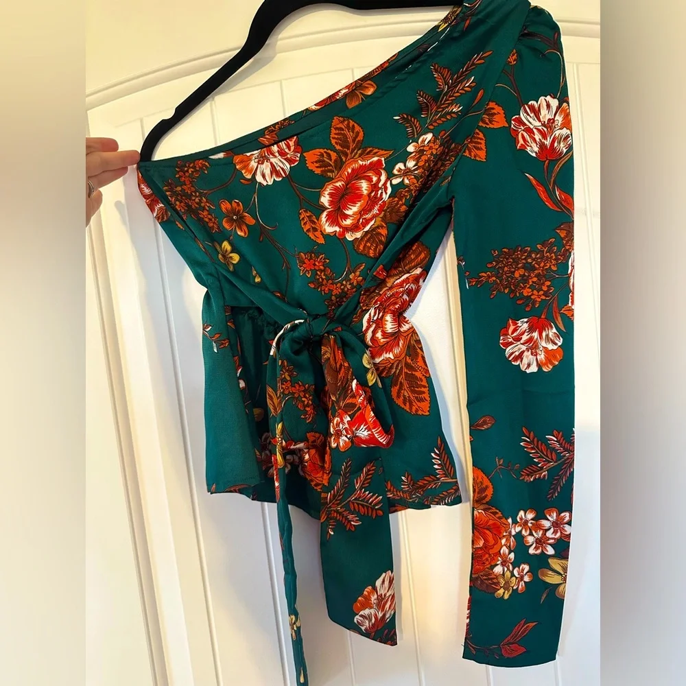 Pretty little thing Emerald Green Floral One Shoulder Belted Blouse ,Size 4 - Picture 3 of 3